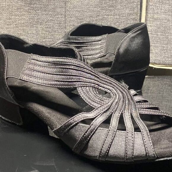 7 1/2 Slip on Black Dress Heels - Picture 1 of 3